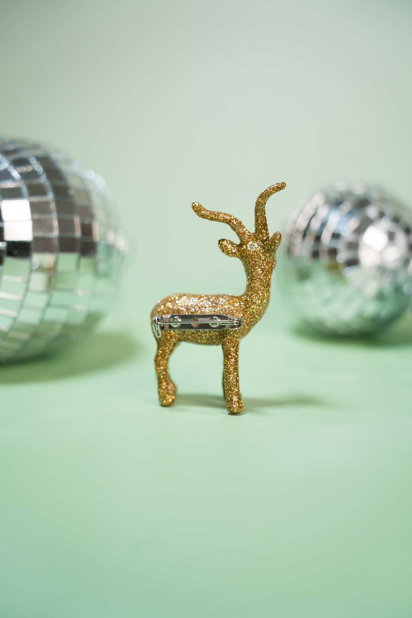 Broche Cerf paillettes dorées