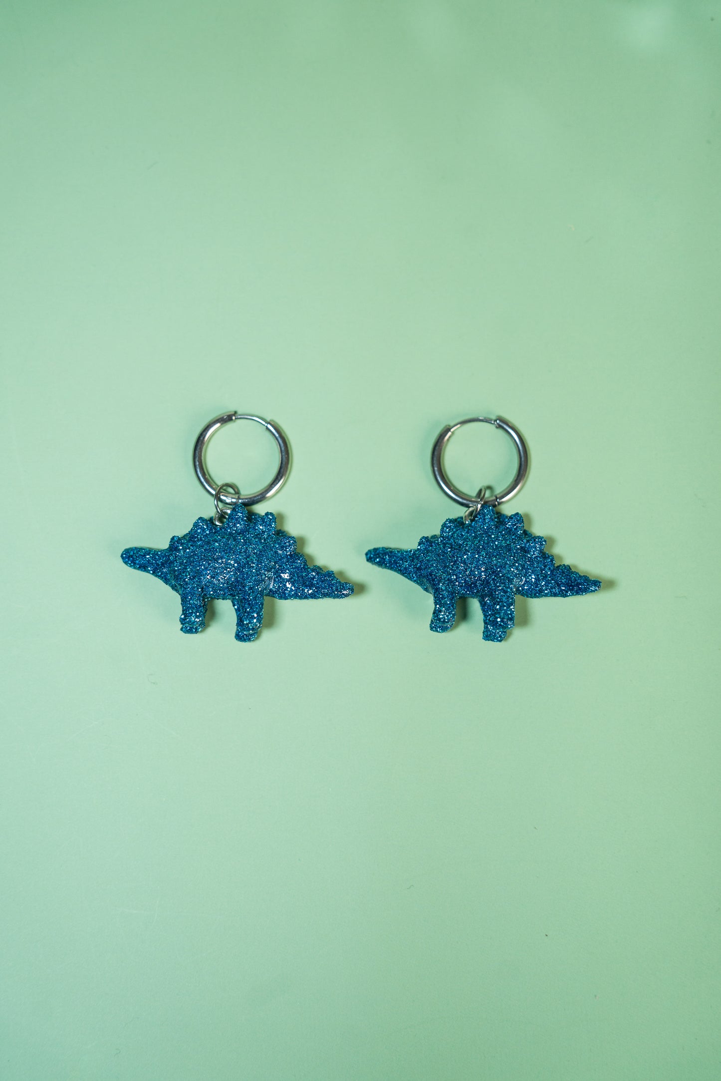 Boucles d'oreilles - Mini dinosaures paillettes bleues turquoises (Stegosaure)