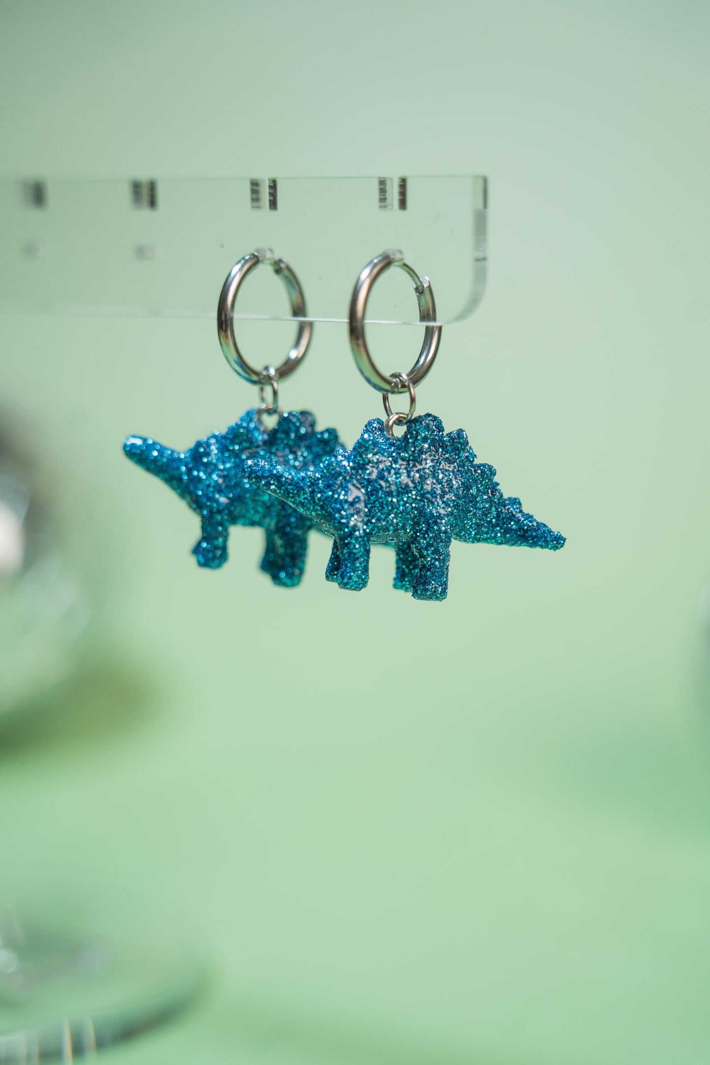Boucles d'oreilles - Mini dinosaures paillettes bleues turquoises (Stegosaure)