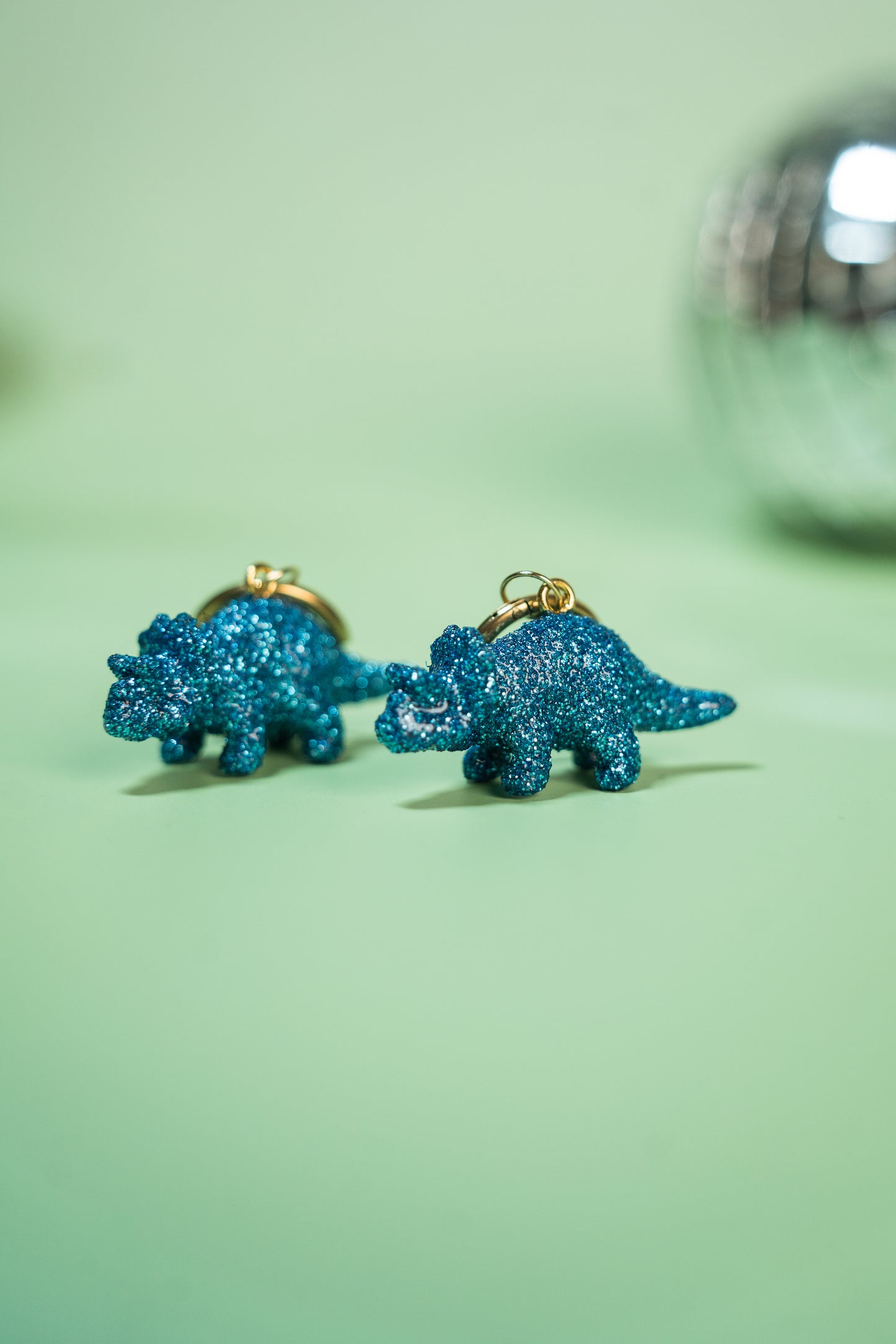 Boucles d'oreilles - Mini dinosaures paillettes bleues turquoises (Triceratops)