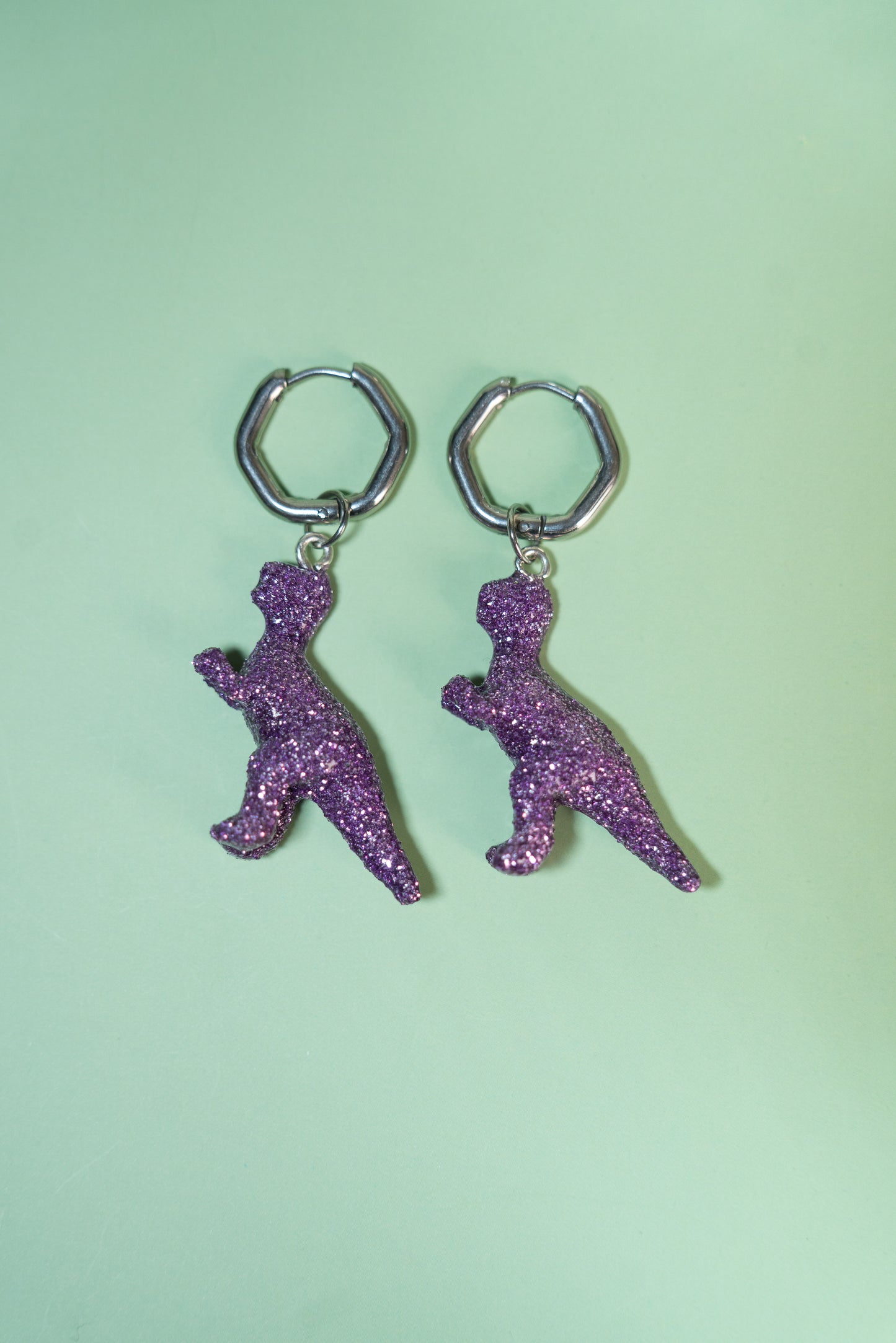 Boucles d'oreilles - Mini dinosaures paillettes lilas (Tyranosaure)