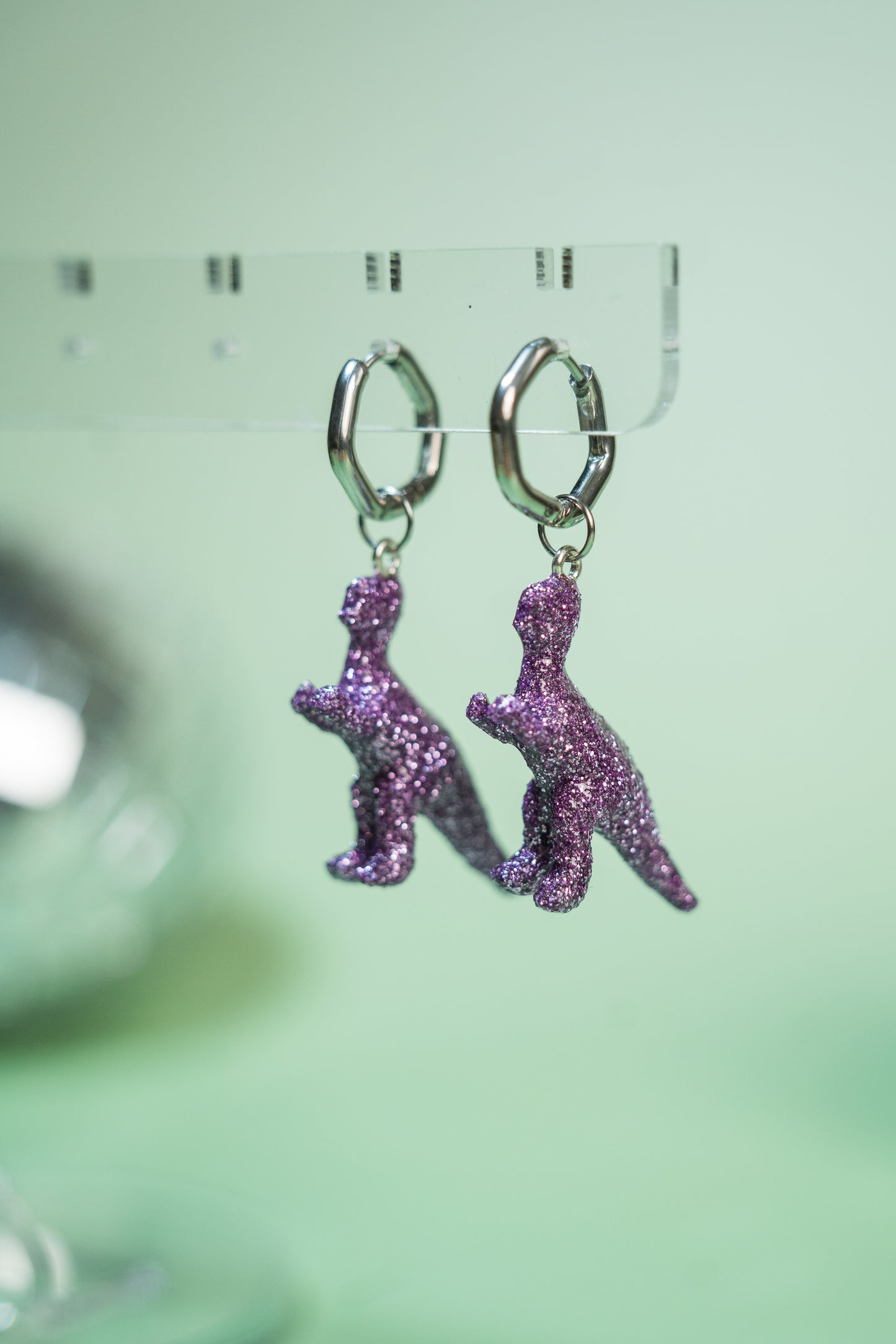 Boucles d'oreilles - Mini dinosaures paillettes lilas (Tyranosaure)