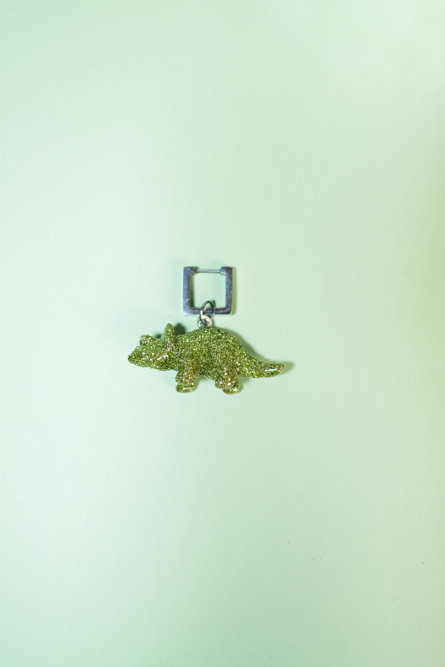 Mono boucle - Mini dinosaure paillettes vertes claires (Triceratops)