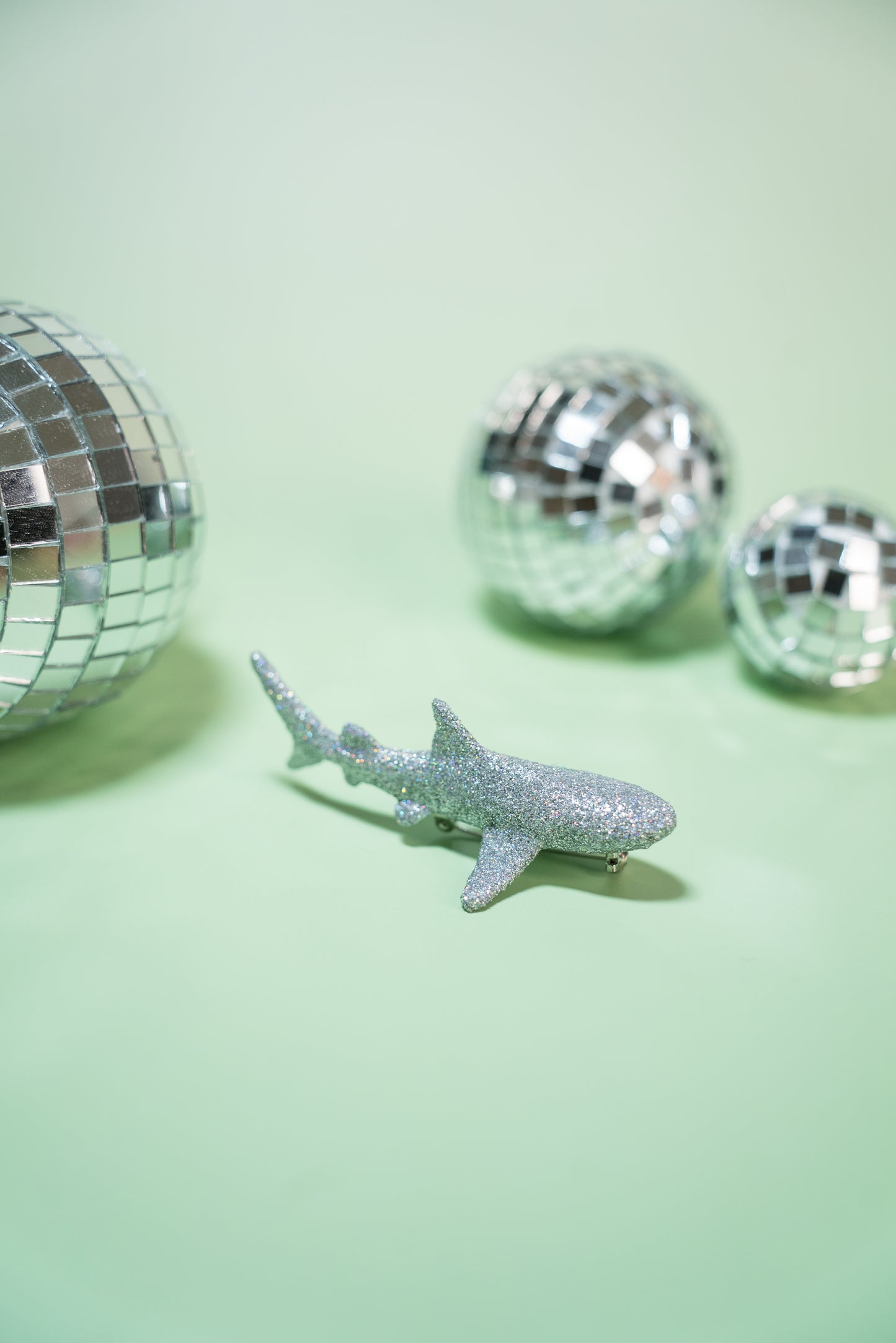Broche Requin paillettes argentées holographiques