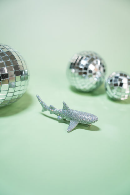 Broche Requin paillettes argentées holographiques