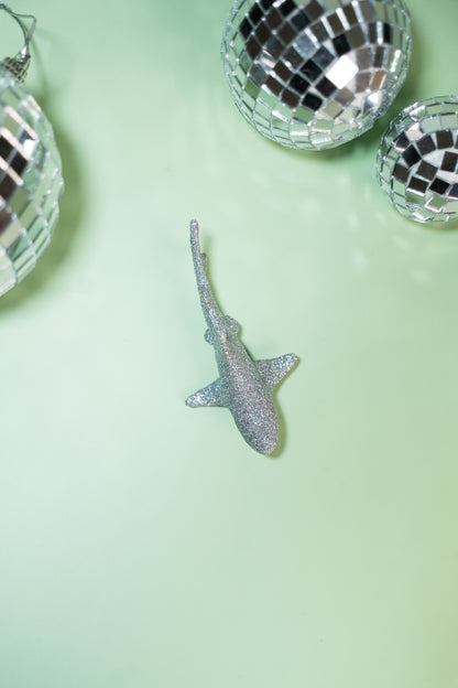 Broche Requin paillettes argentées holographiques