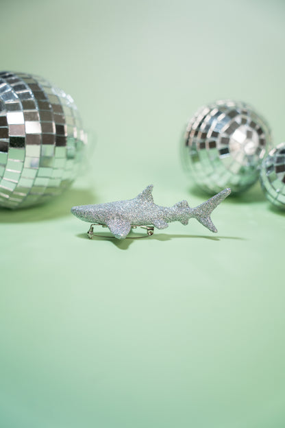 Broche Requin paillettes argentées holographiques