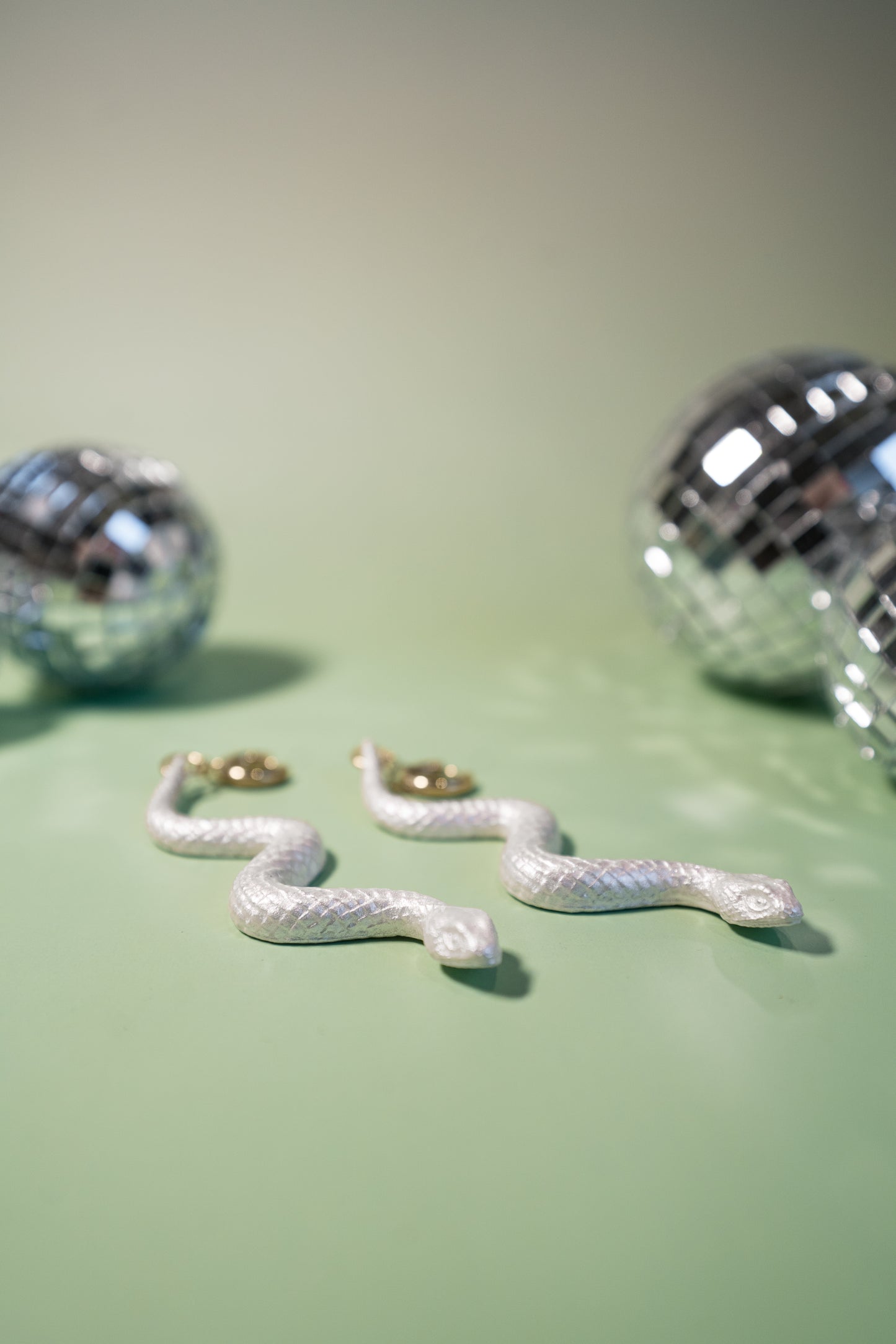 Boucles d'oreilles serpent nacré
