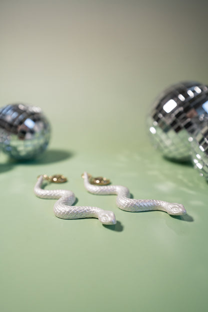 Boucles d'oreilles serpent nacré