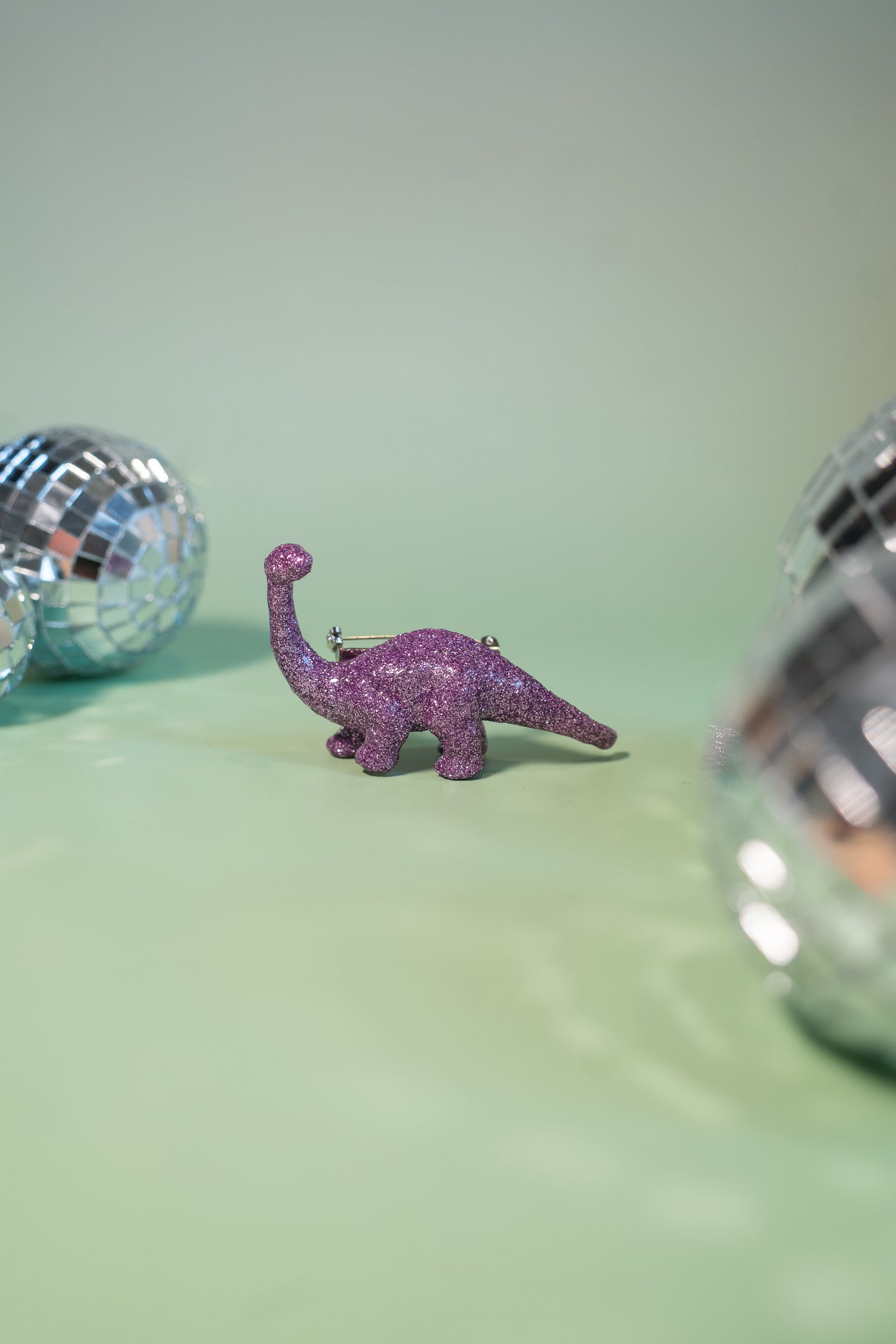 Broche Dinosaure paillettes lilas (Diplodocus)