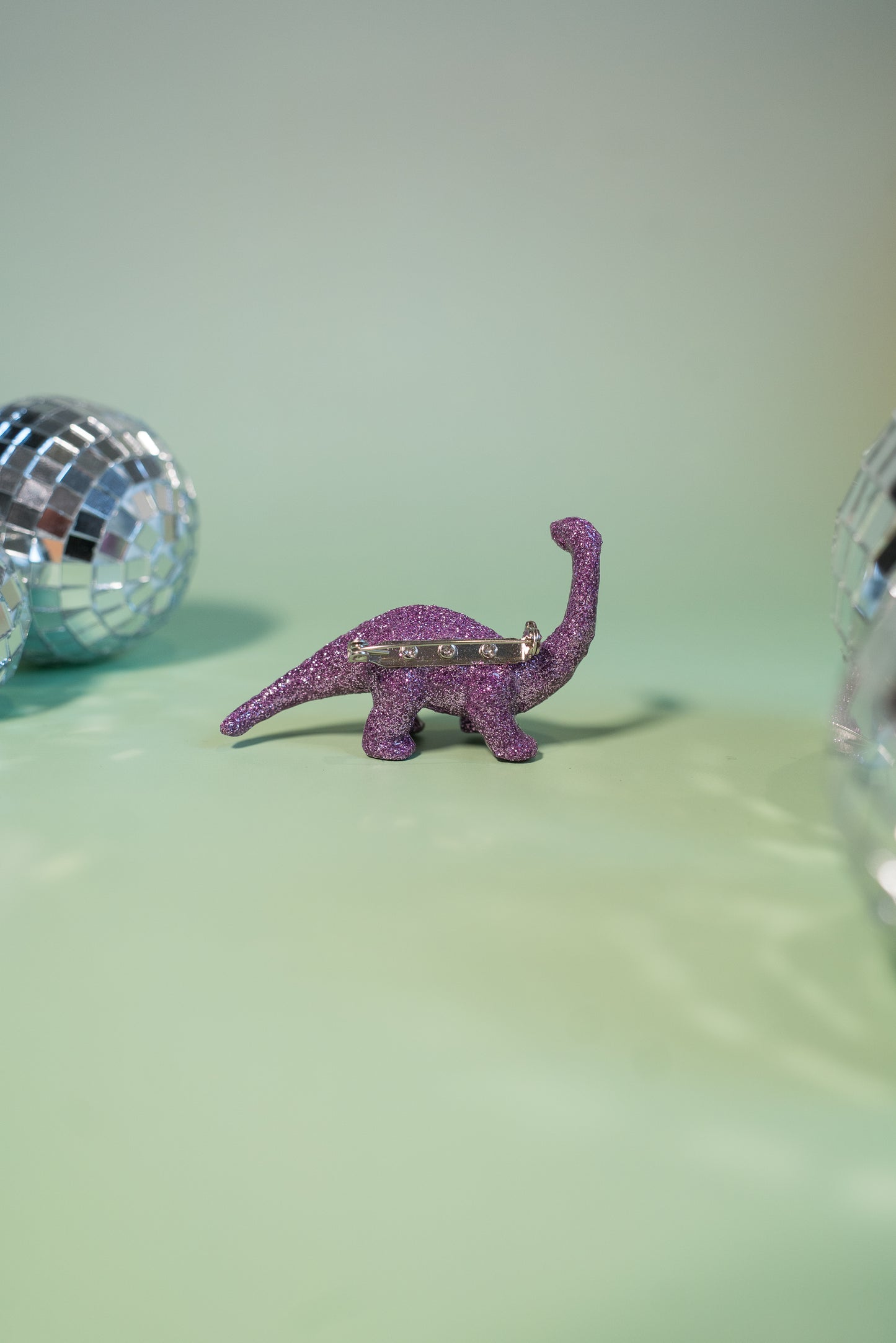 Broche Dinosaure paillettes lilas (Diplodocus)
