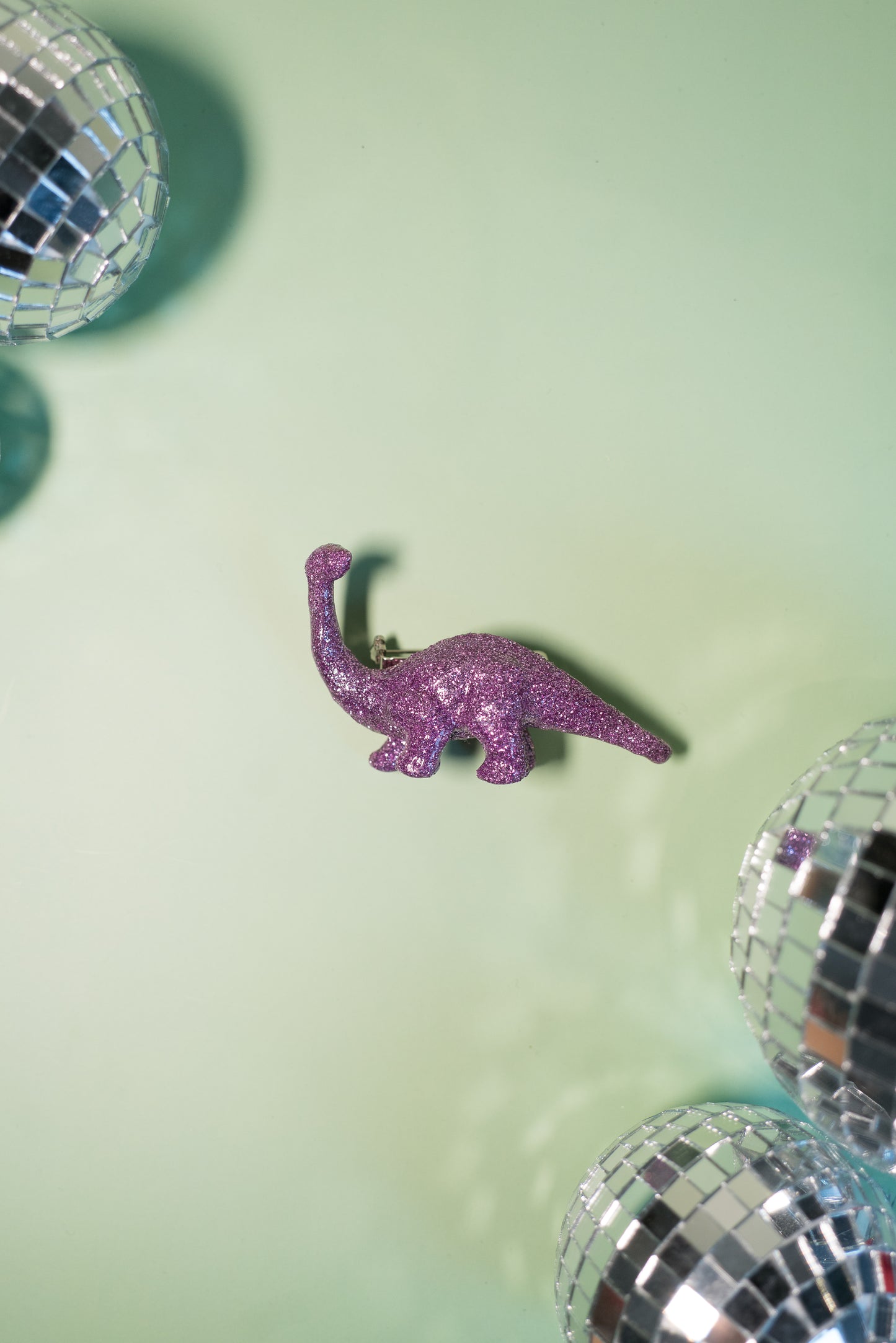 Broche Dinosaure paillettes lilas (Diplodocus)