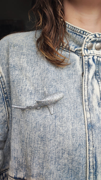 Broche Requin paillettes argentées holographiques