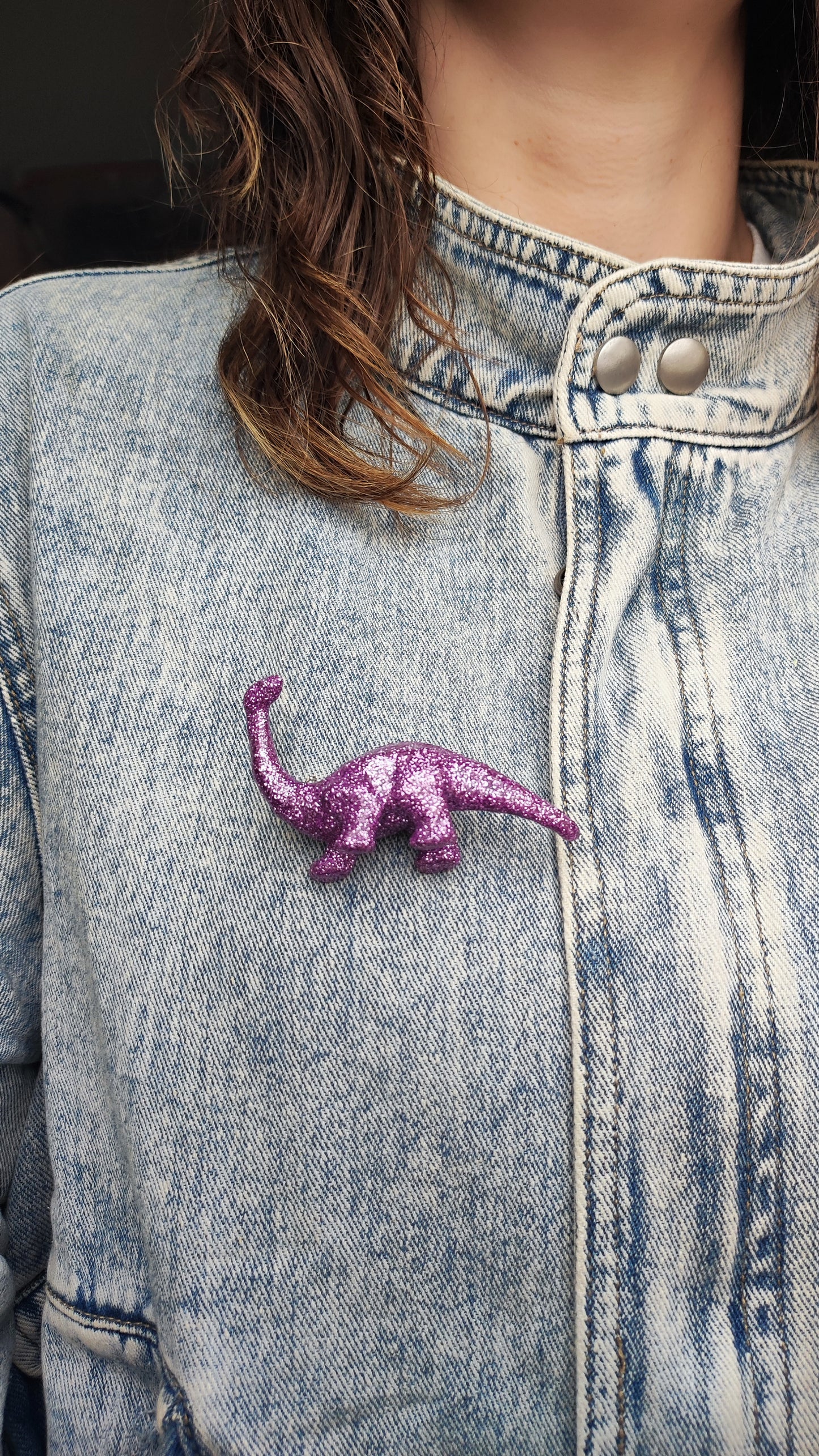 Broche Dinosaure paillettes lilas (Diplodocus)