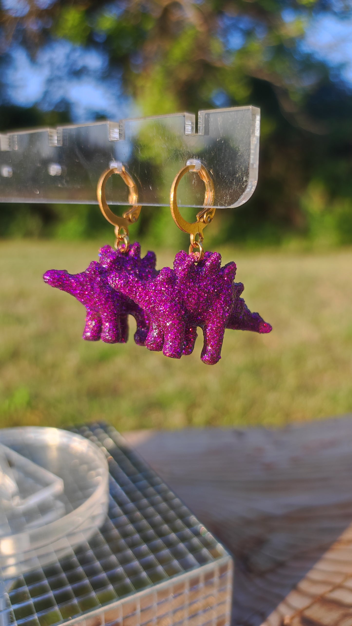 Boucles d'oreilles - Mini dinosaures paillettes vertes violettes (Stegosaure)