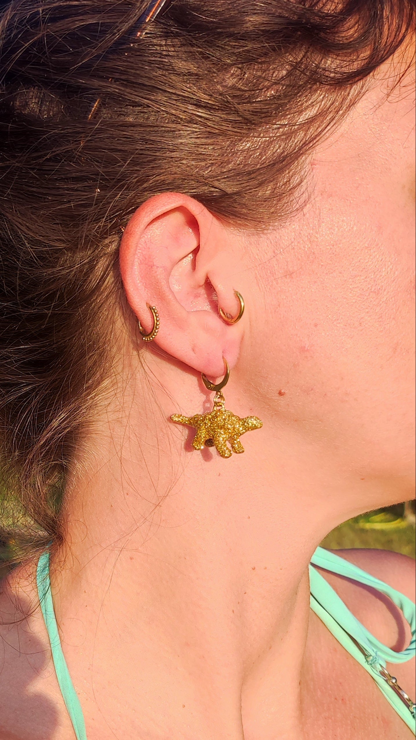 Boucles d'oreilles - Mini dinosaures paillettes dorées (Ankylosaure)
