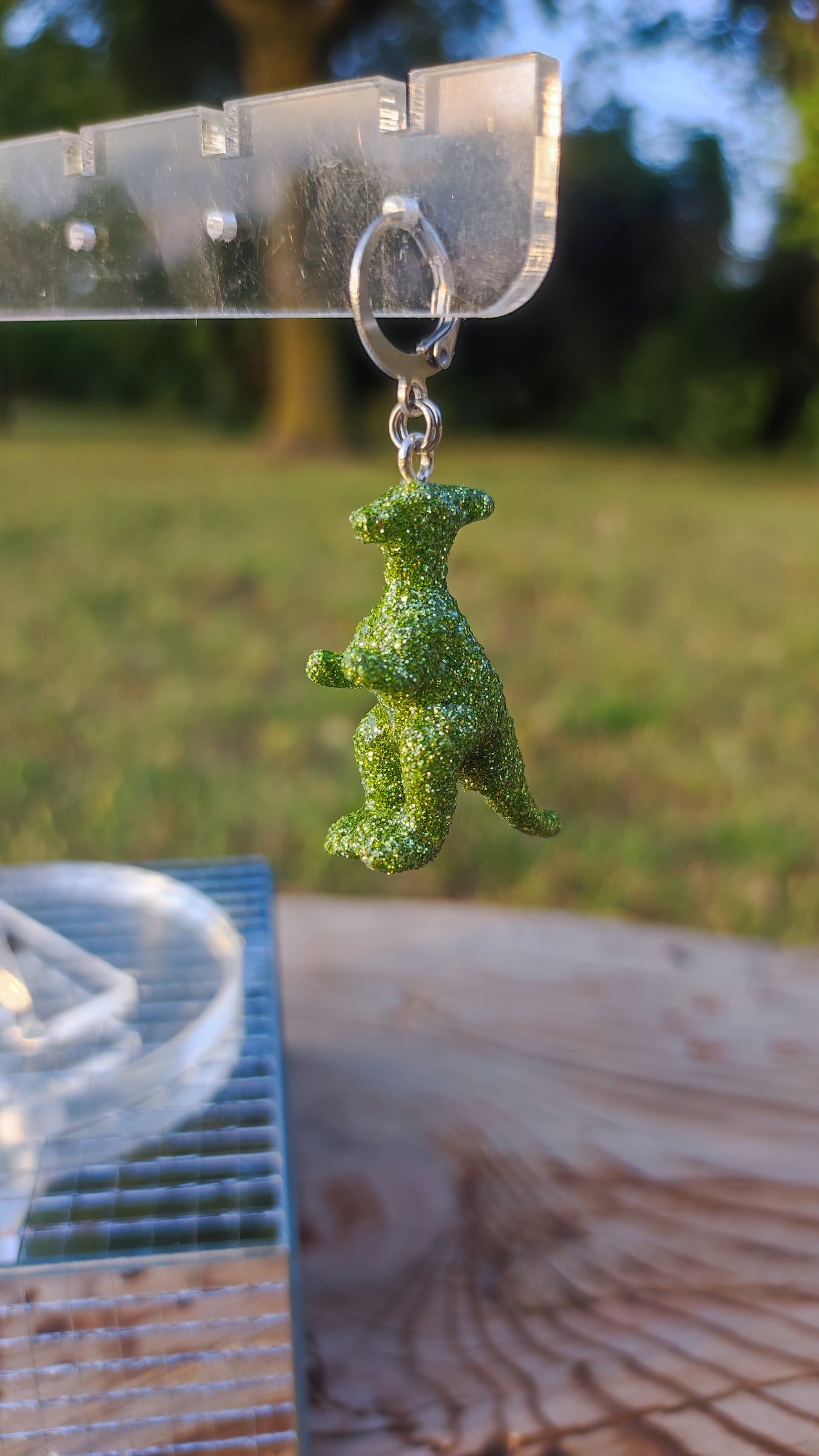 Mono boucle  - Mini dinosaure paillettes vertes claires (Parasaulophus)