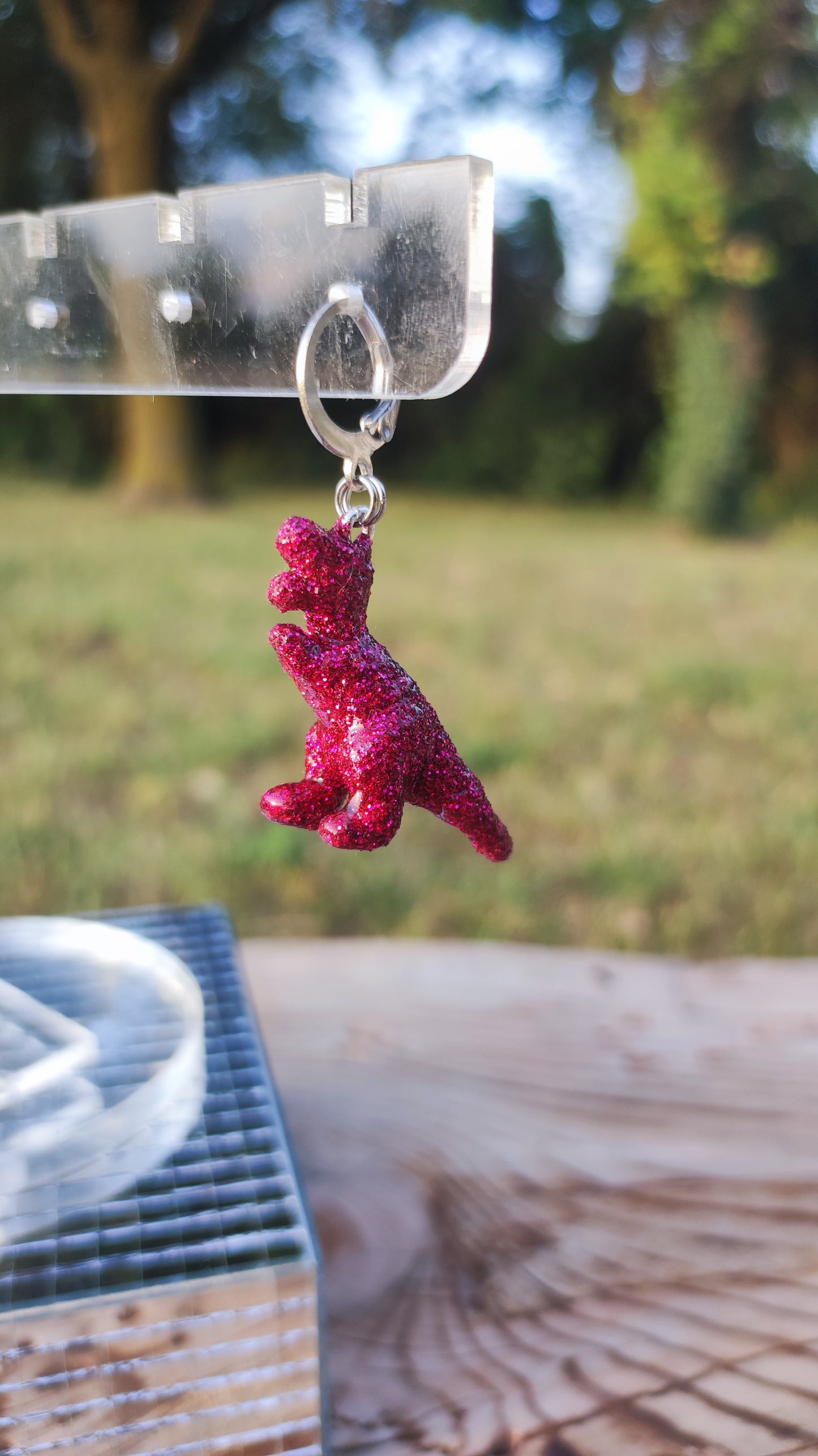 Mono boucle  - Mini dinosaure paillettes roses fuchsia (T-rex)