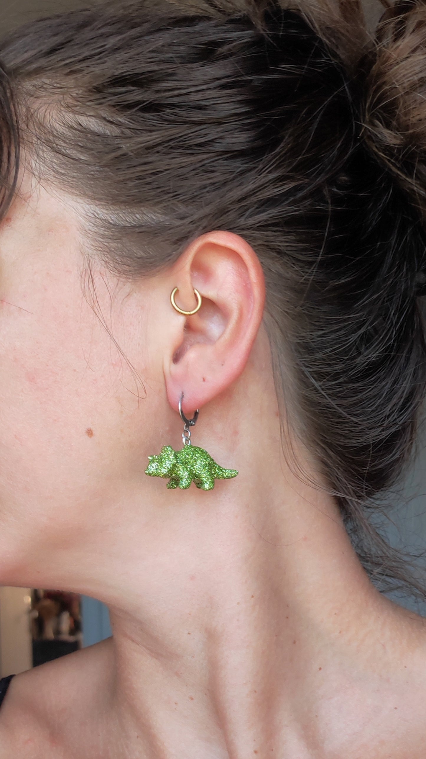 Mono boucle  - Mini dinosaure paillettes vertes claires (Triceratops)