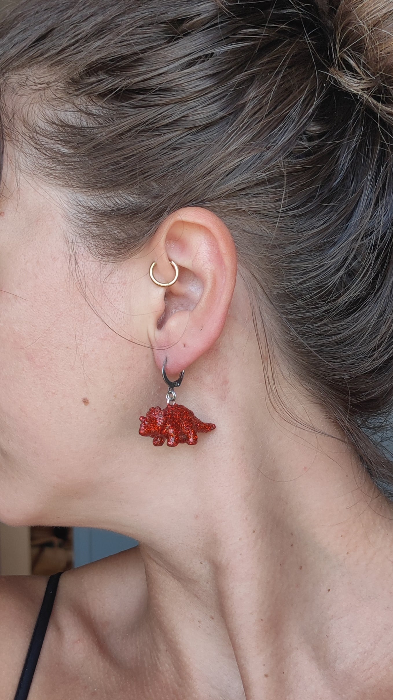 Mono boucle  - Mini dinosaure paillettes rouges (Triceratops)